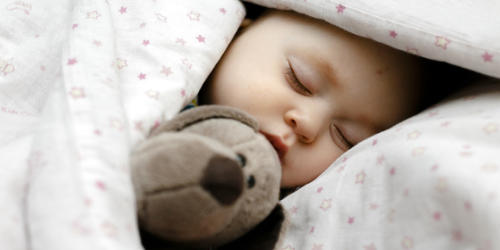 冬に赤ちゃんが寝るときの室温は何度？暖房の使い方と服装の選び方｜Baby Seasons Note