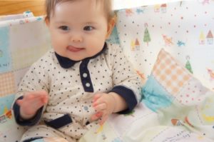 【生後8ヶ月】赤ちゃんの冬の肌着と服装の着せ方・選び方