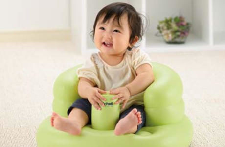椅子に座っている赤ちゃん