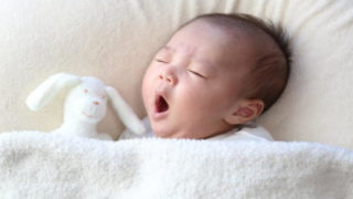 布団に寝ている赤ちゃん