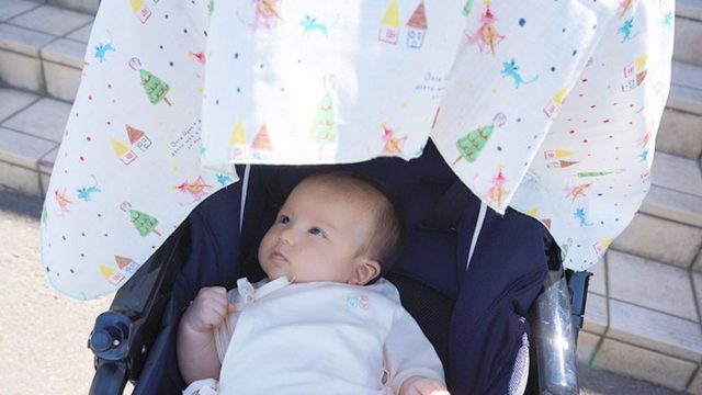 ベビーカーに乗っている赤ちゃん