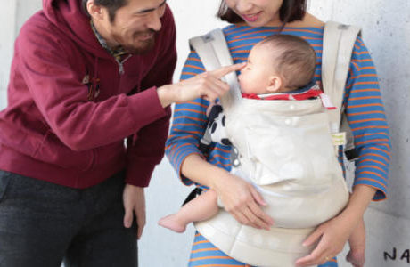 抱っこ紐で抱かれている赤ちゃん