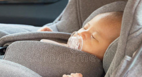 チャイルドシートに乗っている赤ちゃん
