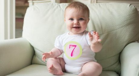 肌着姿の7ヶ月の赤ちゃん