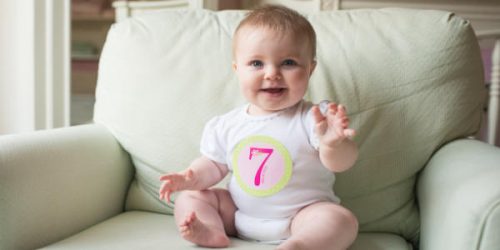 肌着姿の7ヶ月の赤ちゃん