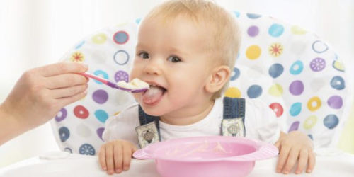 離乳食を食べている赤ちゃん