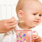 離乳食を食べている赤ちゃん