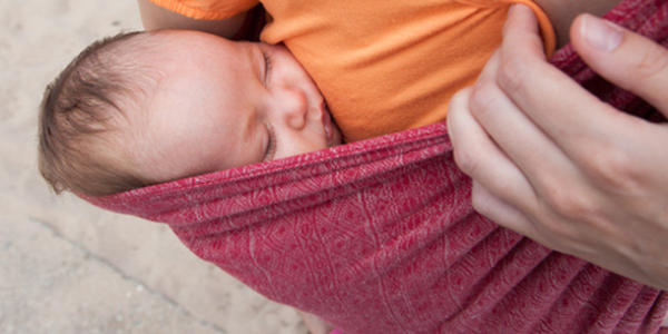 スリングで抱かれている赤ちゃん