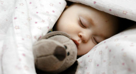 布団で寝ている赤ちゃん
