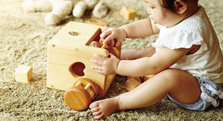 知育玩具で遊んでいる赤ちゃん