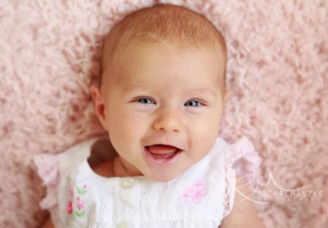 2ヶ月の笑顔の赤ちゃん