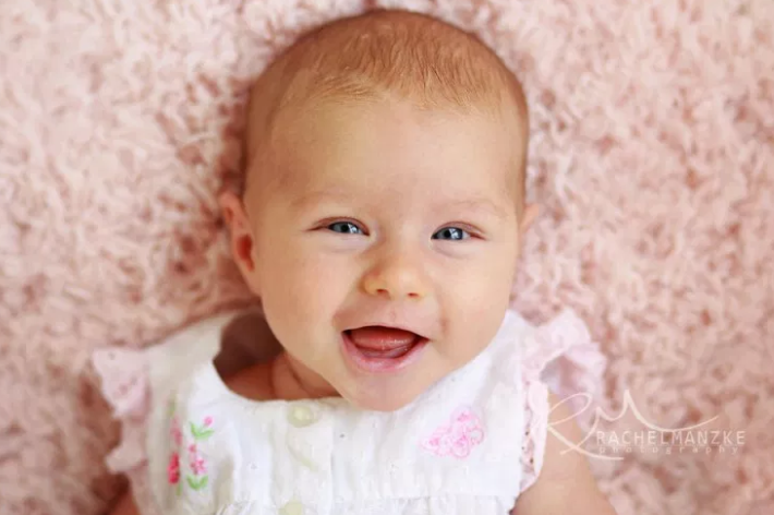 2ヶ月の笑顔の赤ちゃん