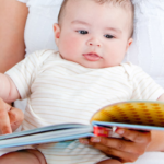 絵本を読んでいる赤ちゃん