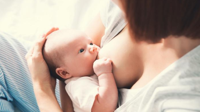 母乳を飲んでいる赤ちゃん