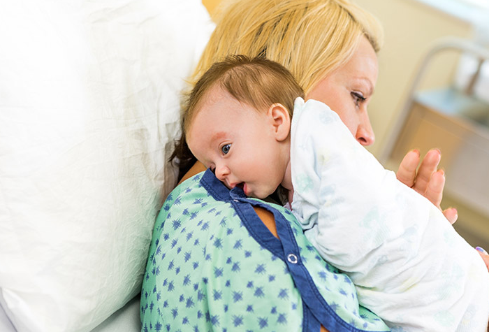 眠っている赤ちゃんにゲップをさせる方法