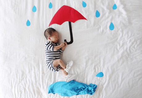 傘をさしている赤ちゃん