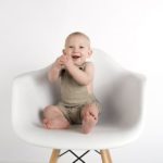 椅子に座っている赤ちゃん