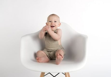 椅子に座っている赤ちゃん