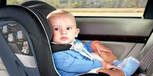 チャイルドシートに乗っている赤ちゃん