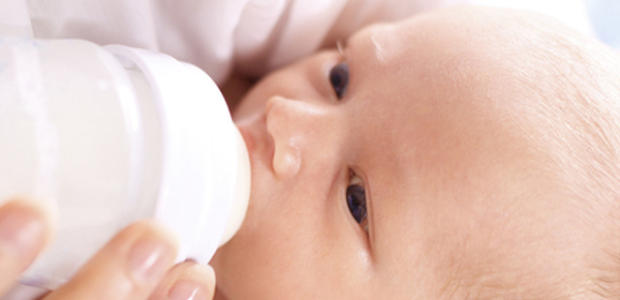 ミルクを飲んでいる赤ちゃん